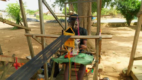 Timelapse-De-Artesanos-Africanos-Tejiendo-Textiles-Kente-Tradicionales-En-La-Calle