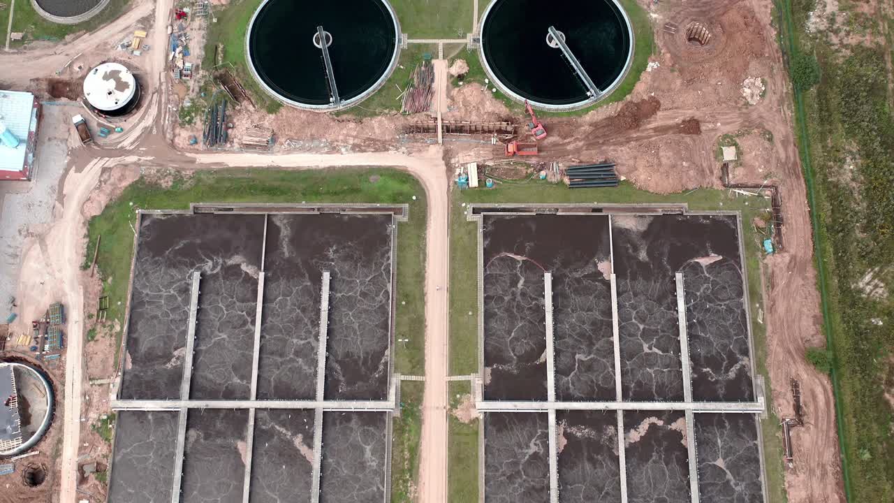 fotografía aérea de los depósitos y piscinas de tratamiento de agua vistos desde arriba.