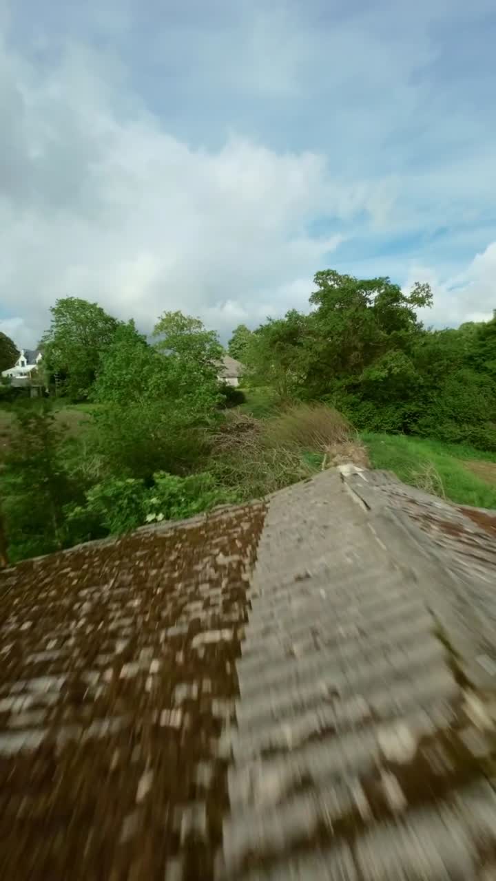 Drone FPV che sorvola terreni agricoli multicolore in Bretagna, Francia