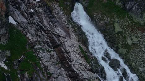 el glaciar weissee en austria tiene su propia cascada de flujo rápido cerca.