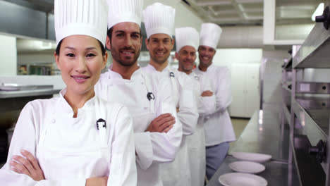 Chefs-Sonrientes-Parados-En-Una-Fila.