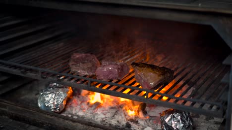 Picanha-Und-Top-Sirloin-Steak,-Rindfleisch,-Amerikanisch,-über-Gittergrill,-Holzkohleofen,-Feuer,-Flammen,-Marmor,-Premium-Fleisch,-Roher-Grill