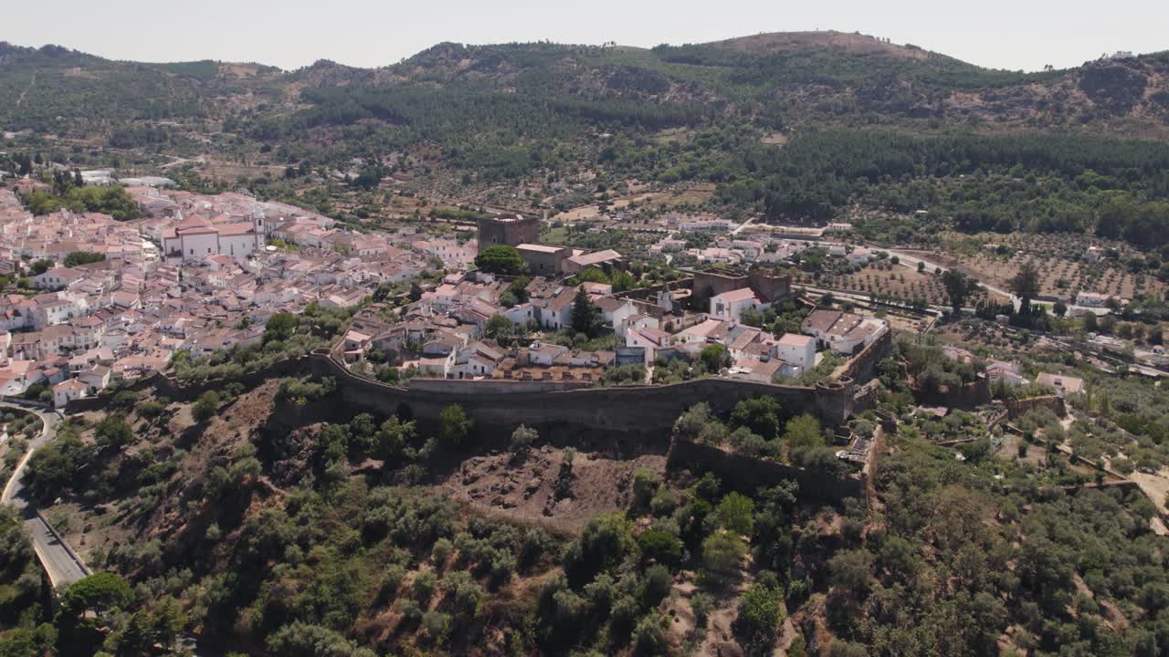 toma aérea descendente sobre el castillo en el paisaje de la cima de una colina, panorama de castelo de vide