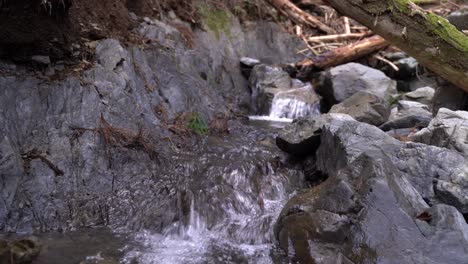 Kristallklares-Wasser,-Das-Bei-Sommerwetter-Durch-Die-Großen-Felsen-Fließt