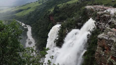 un plano general estático que se funde en una cascada