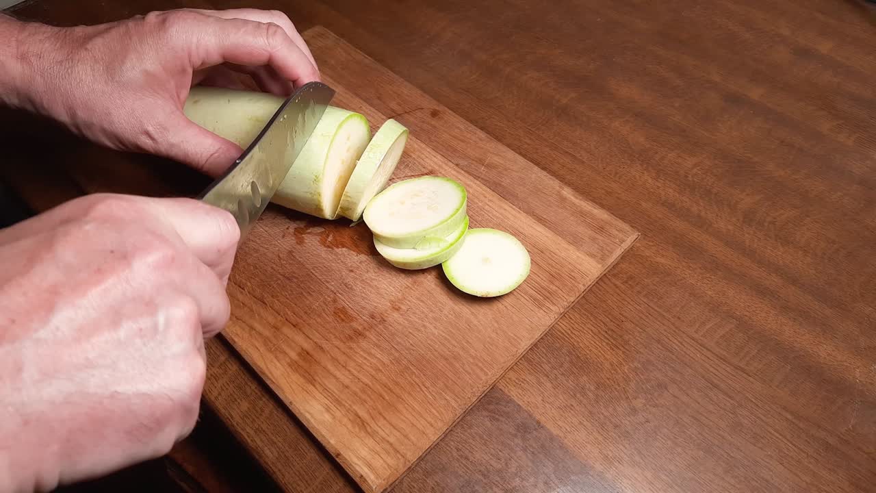 cortar rebanadas redondas de médula vegetal fresca de color verde claro