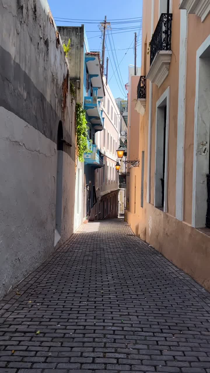 Beco charmoso em Velha San Juan, Porto Rico