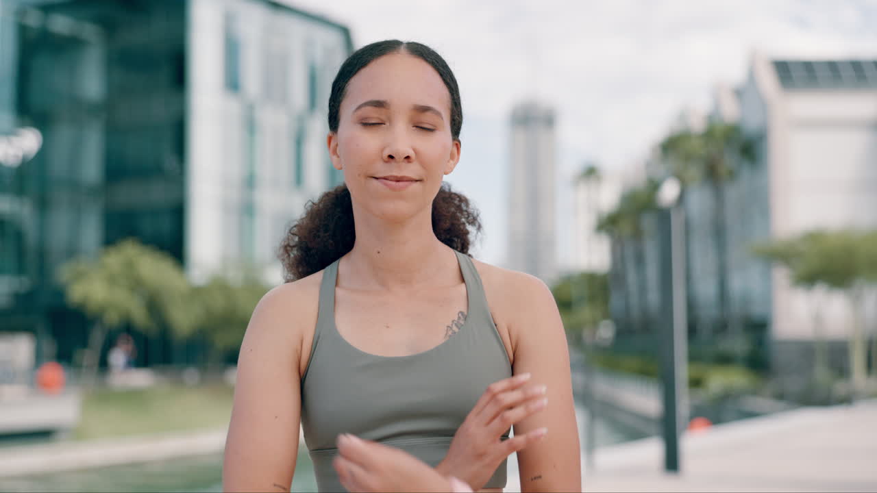 피트니스 의복 을 입은 미소 짓는 여자