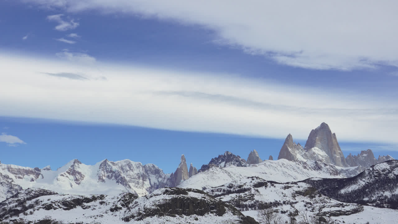 vista incredibile sul monte fitzroy e le cime del cerro torre in inverno, el chalten, patagonia, argentina