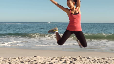 Frau-Rennt-Und-Springt-Am-Strand