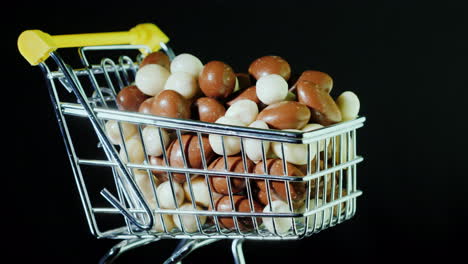 dulces en un carrito de compras en un video de 4k de fondo negro