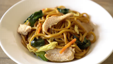 Gebratene-Yakisoba-Nudeln-Mit-Hühnchen