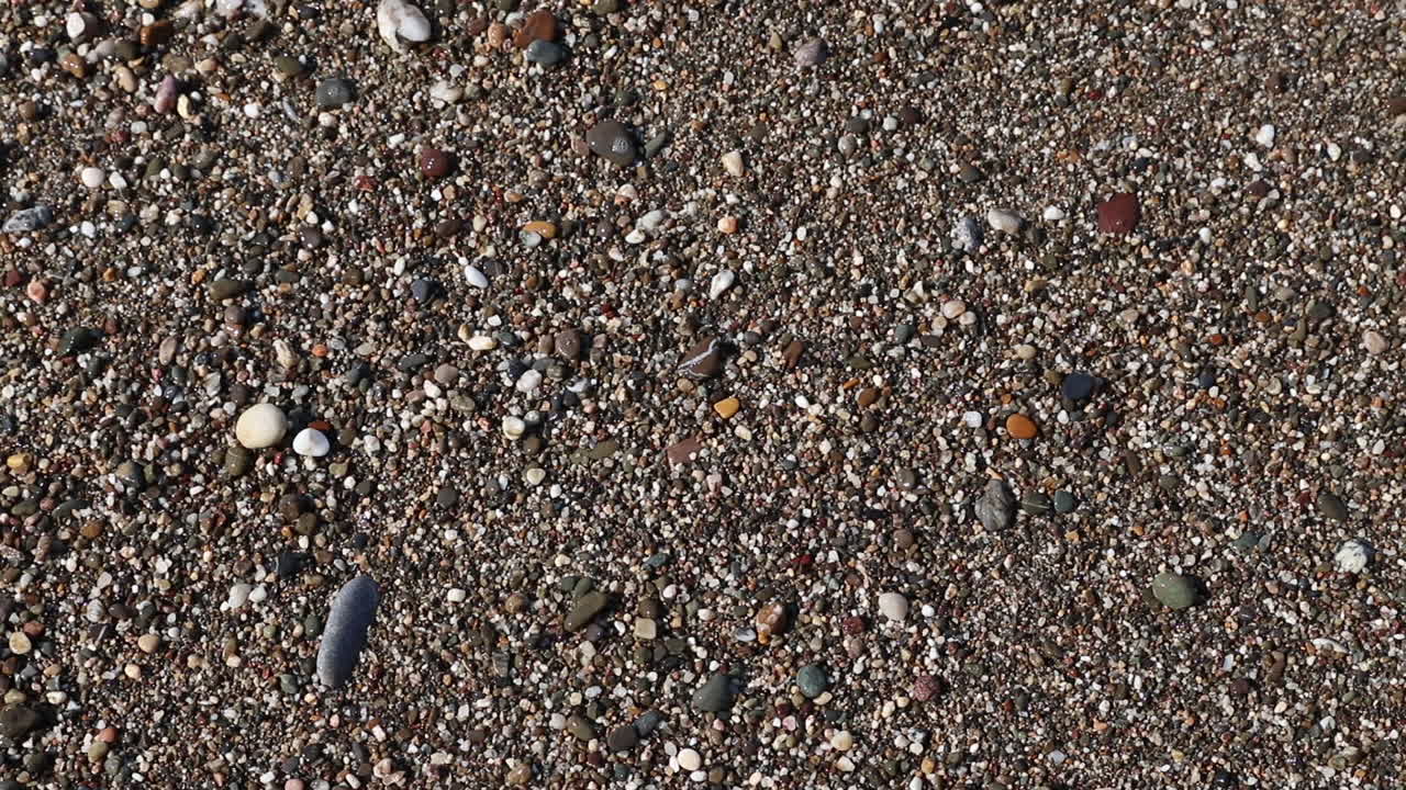 Il Mare Lava Via la Sabbia della Spiaggia
