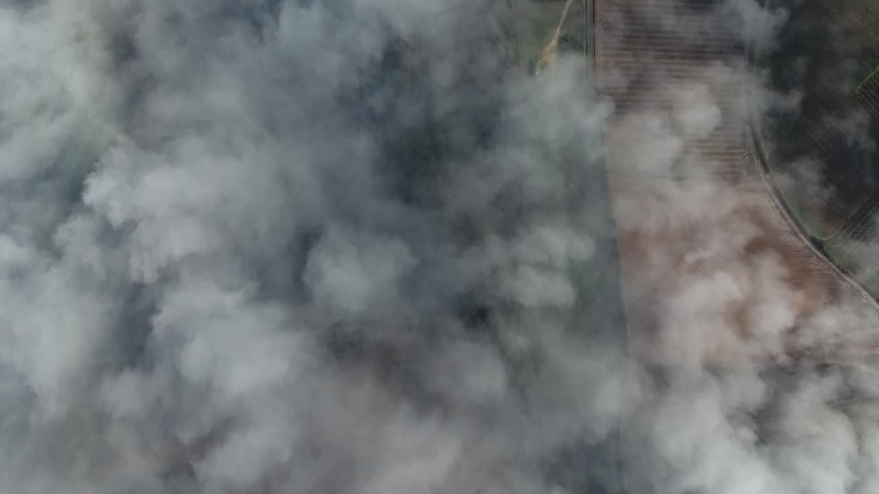 프랑스 남부의 중간 고도에서 구름 위를 날아다니는 수직 드론.