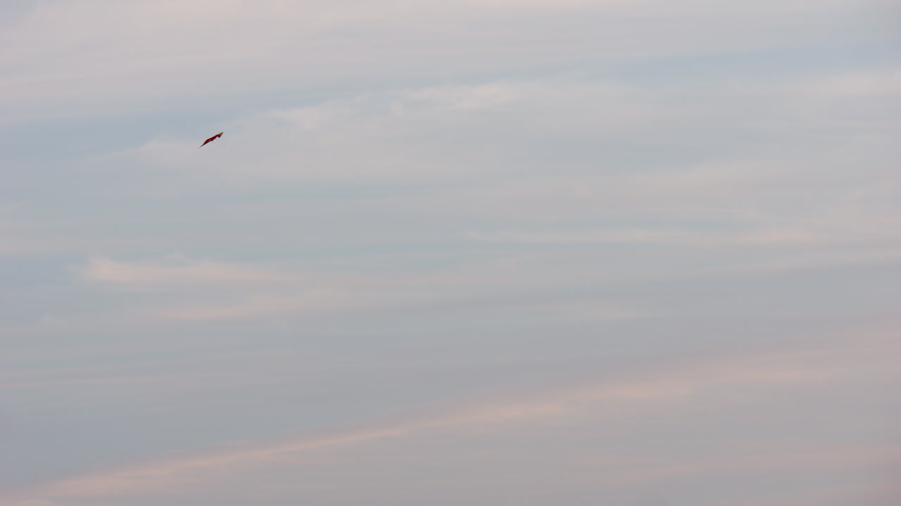 cometa volando en el cielo de la tarde, cámara lenta