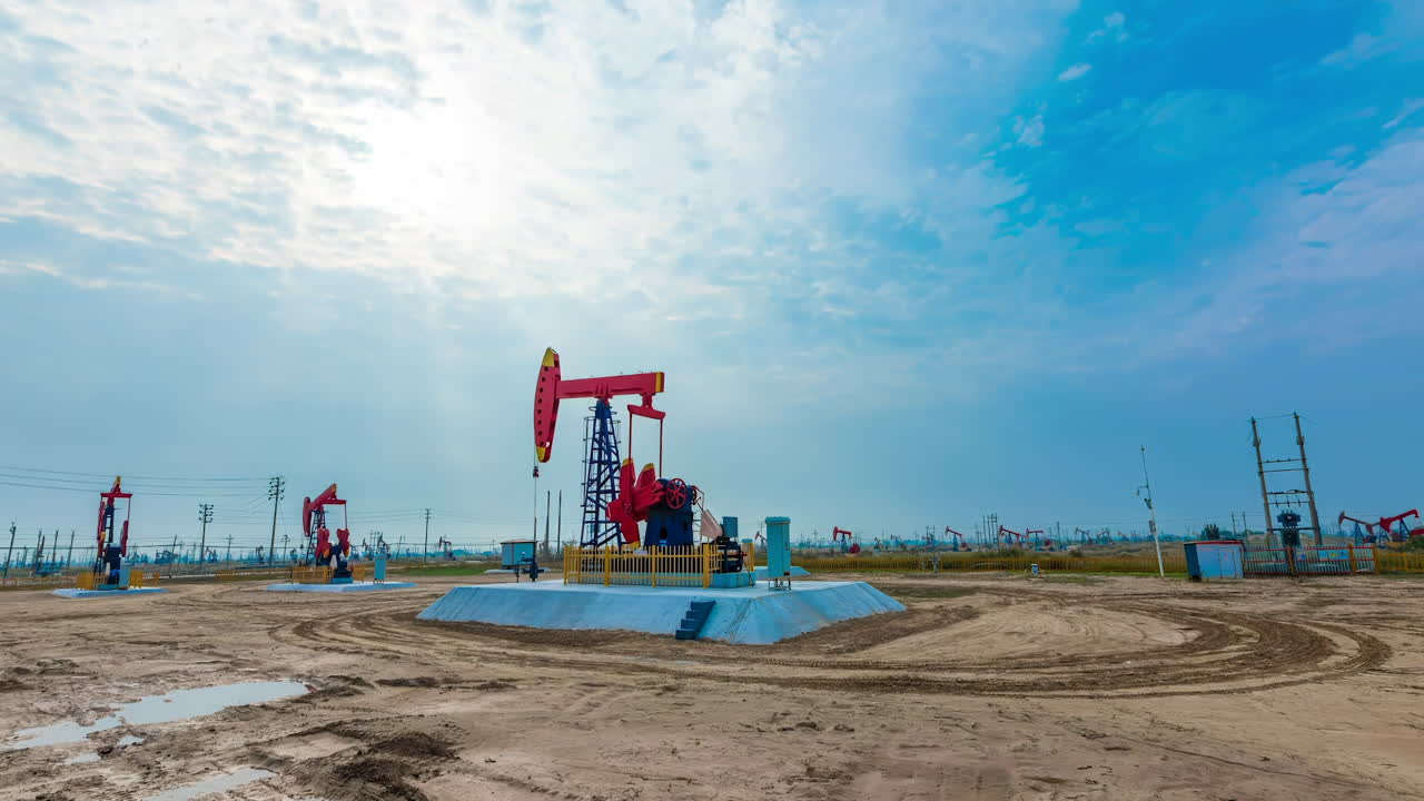 cerca de la construcción industrial campo de petróleo kowtow plataforma de máquina pumpjack derrick granja de energía trabajando para la producción de petróleo crudo en un paisaje desértico