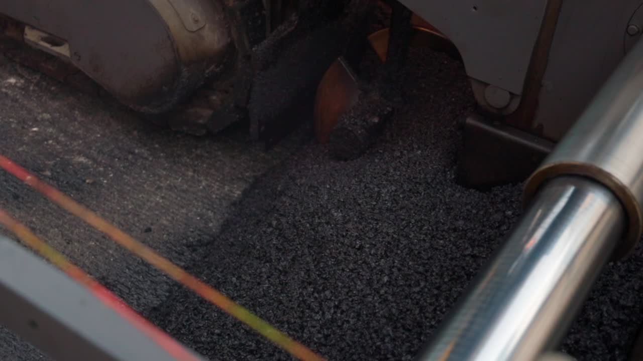 도로 건설을 위해 지상에 배포될 신선한 아스팔트, 높은 각도에서 하향식 보기