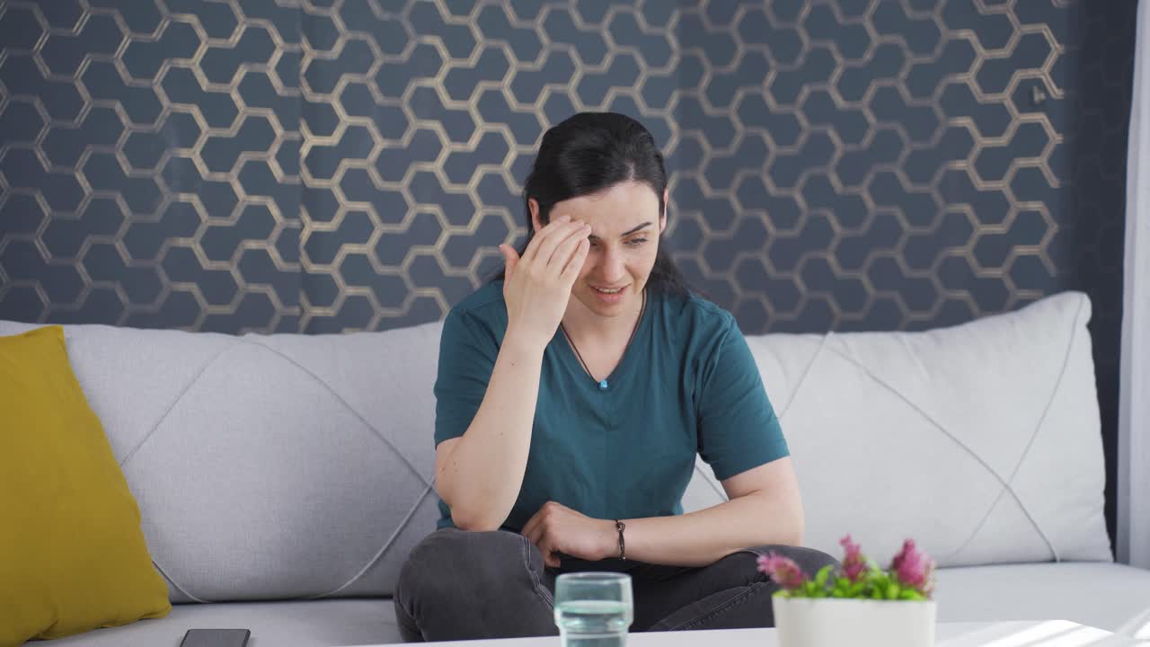 una mujer agresiva enojándose consigo misma.