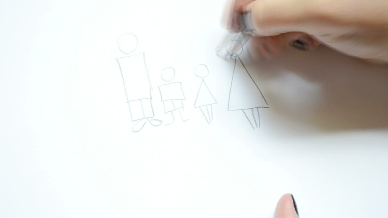 La mujer dibuja una familia a lápiz. Proceso de dibujo.