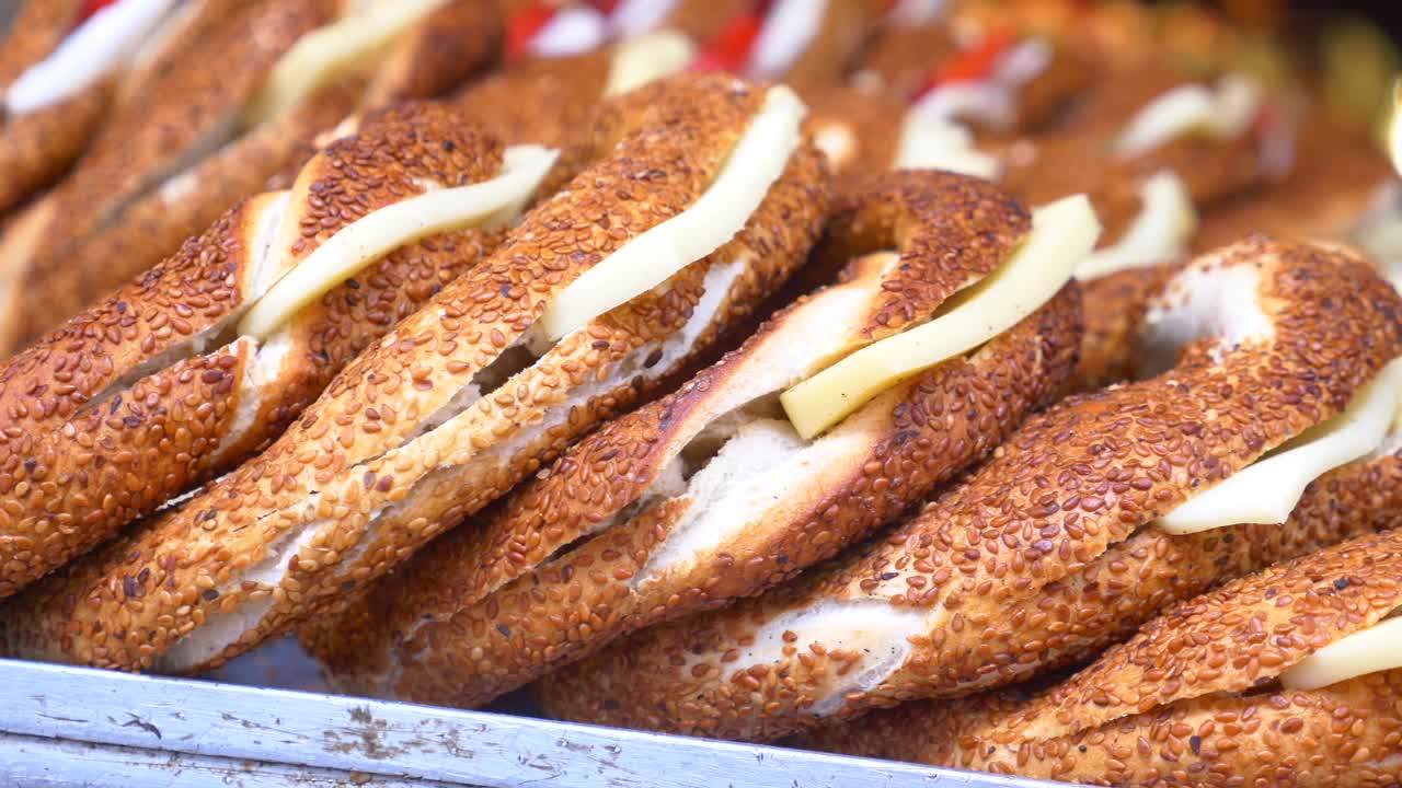 simit turco con queso - deliciosa comida callejera