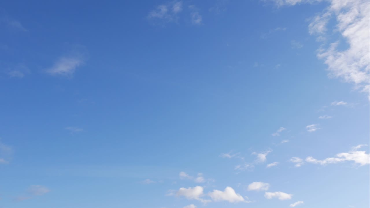 푸른 하늘 하 구름, 부풀어오르는 색 구름, 큐러스 구름 스케이프 타임스, 여름의 파란 하늘, 극적인 웅장한 놀라운 파란하늘, 부드러운  구름의 형태, 구름의 타임 스 배경