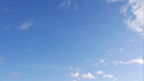 cielo azul nubes blancas. nubes puffy fluffy blancas. nube cúmulo scape lapso de tiempo. verano cielo azul lapso de tempo. dramático majestuoso increíble cielo azul. nubes blancos suaves se forman. nubes fondo lapso de time