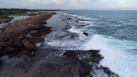 Vista-Aérea-Sobre-Rocas-Y-Olas-En-La-Costa-De-Playa-Los-Cuadritos,-En-San-Cristobal---Tiro-Bajo,-Drone