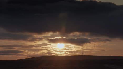 El-Sol-Poniente-Brilla-A-Través-De-Las-Nubes-Tormentosas-Al-Atardecer