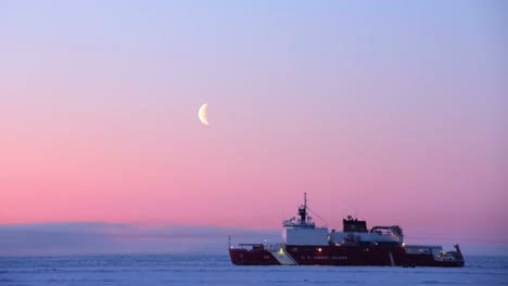 Hermosas-Imágenes-De-Lapso-De-Tiempo-Del-Cortador-De-La-Guardia-Costera-Healy-Frente-A-La-Costa-De-Alaska