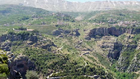 Hermoso-Valle-De-Montaña-Verde-En-El-Líbano---Panorámica-Amplia