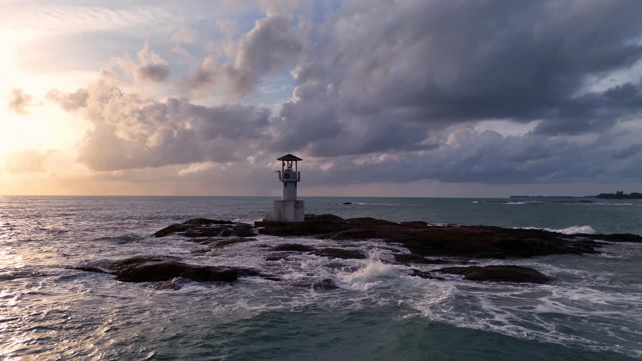 faro en una isla rocosa