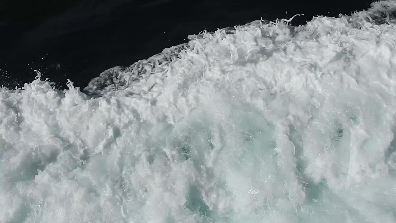 바다의 파도와 깨어나기