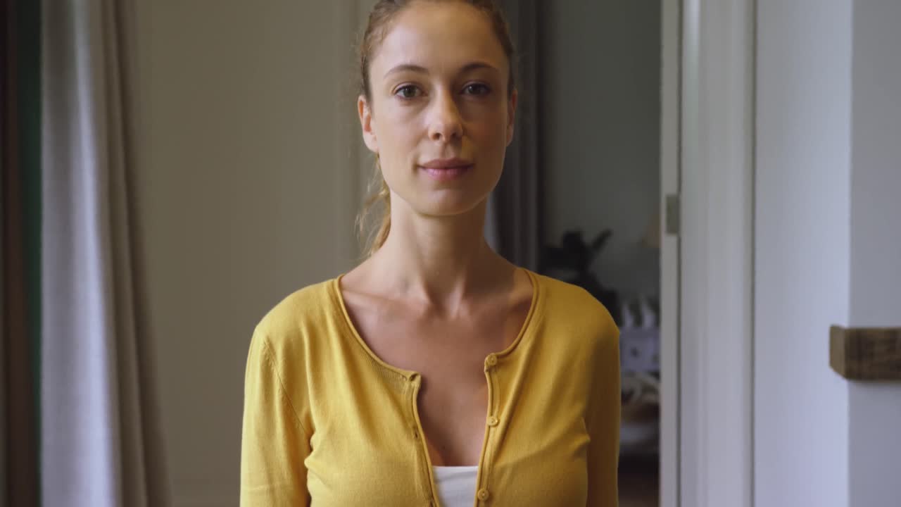 mujer mirando a la cámara en un hogar cómodo 4k