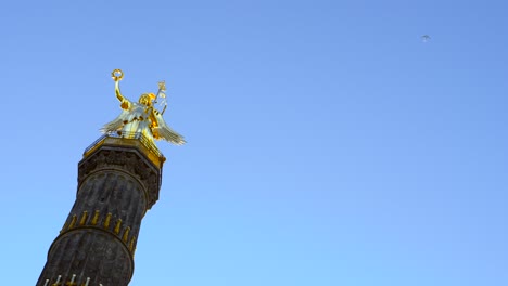 siegessäule, die im sonnenlicht leuchtet