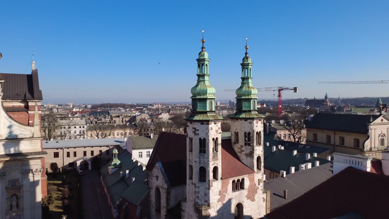 Veduta aerea di storiche torri di chiese e panorama di Cracovia