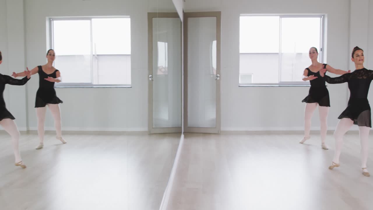 백인 여성 발레 댄서 들 이 발레 수업 중 댄스 루틴 을 연습 하고 있다