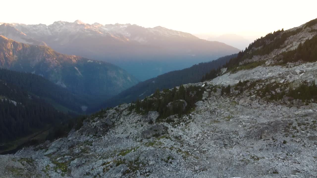 Úžasné letecké záběry odhalující rozmanitou mlhavou horskou krajinu na hoře Mount Brew, Kanada BC 4K.