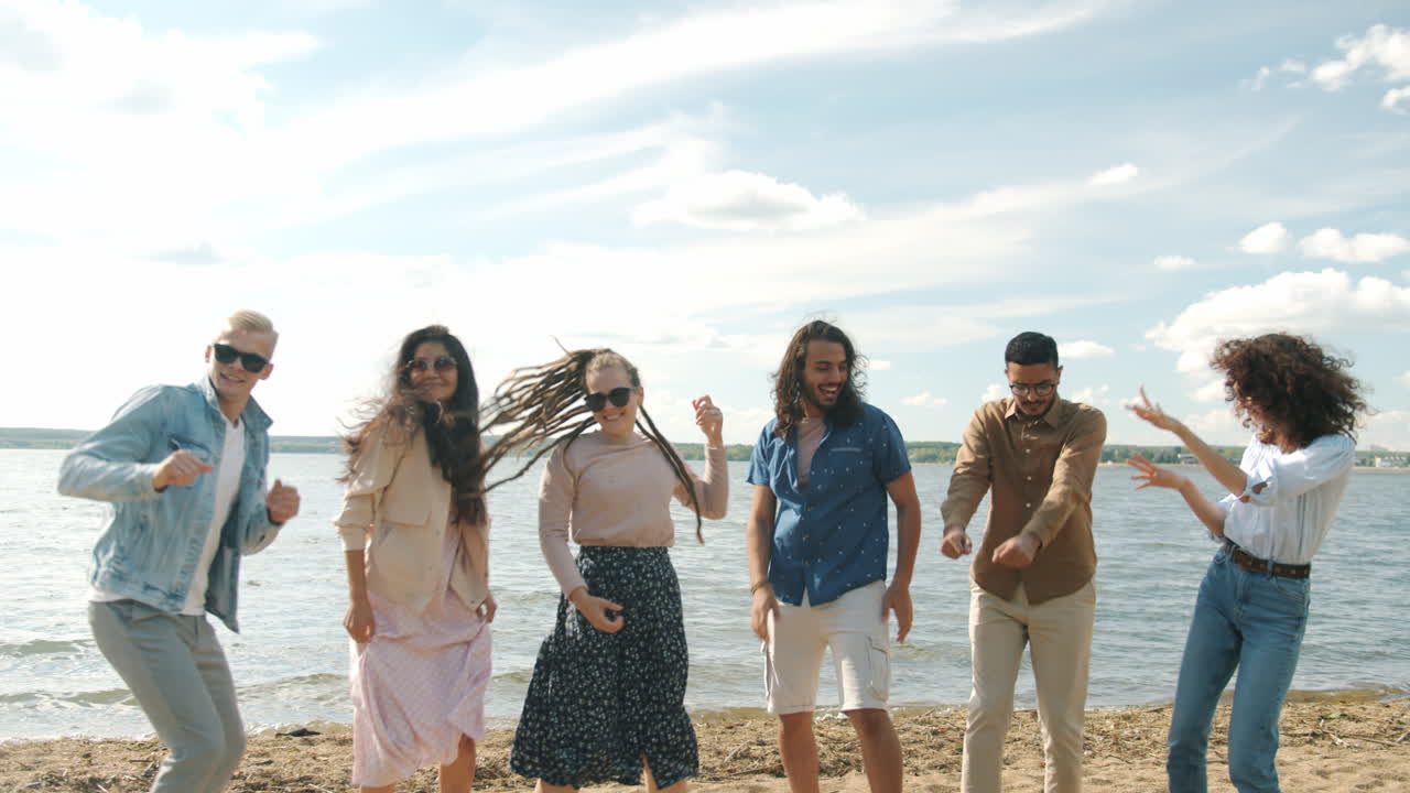 해변에서 춤추는 친구들