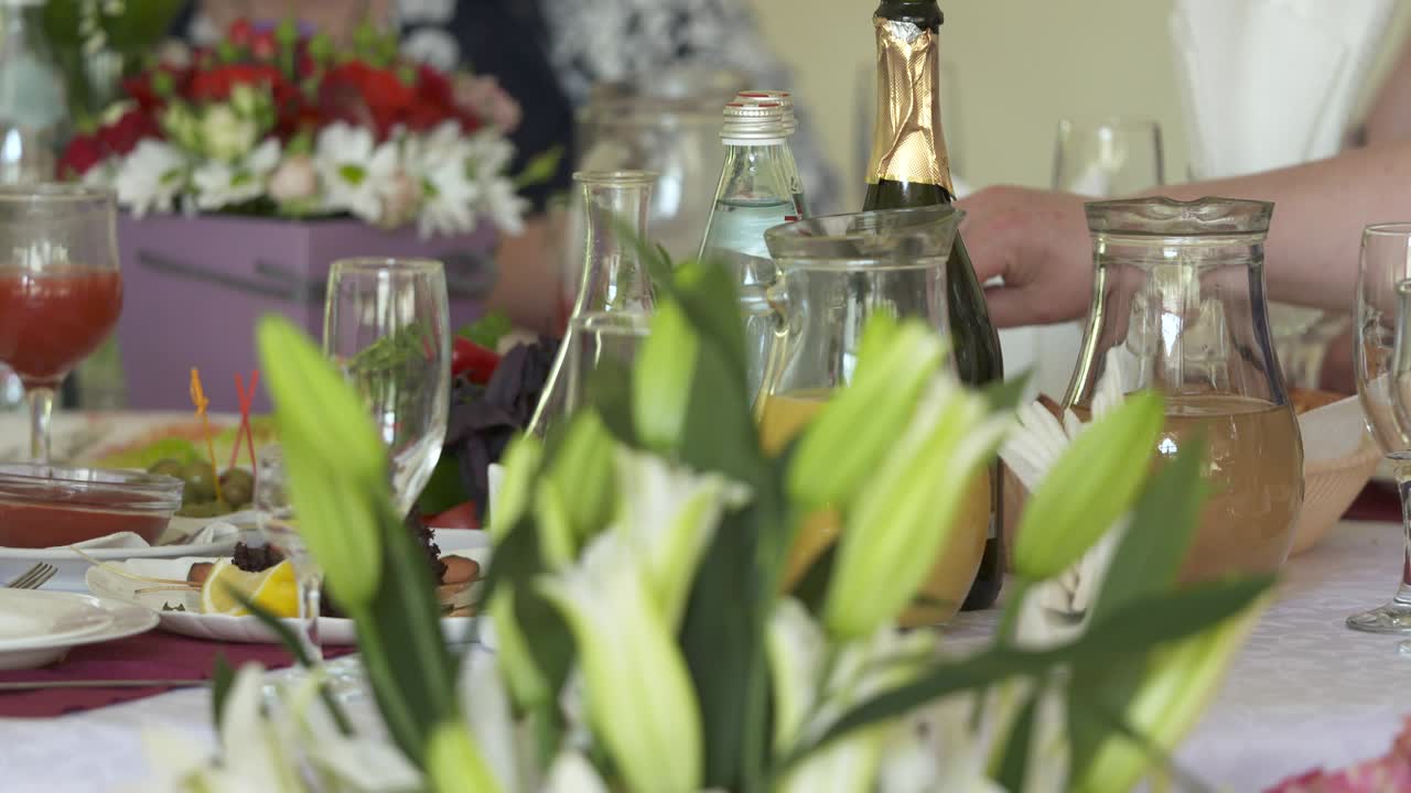 사람들은 축제 저녁 식사에서 휴일을 축하합니다.