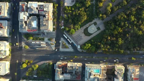 Vista-De-Arriba-Hacia-Abajo-De-Los-Edificios-Y-El-Famoso-Parque-Público-De-Pedion-Areos,-Centro-De-Atenas,-Grecia