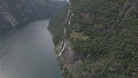 Forward-aerial-view-of-famous-seven-sisters-waterfall-in-Geiranger-fjord,-Norway