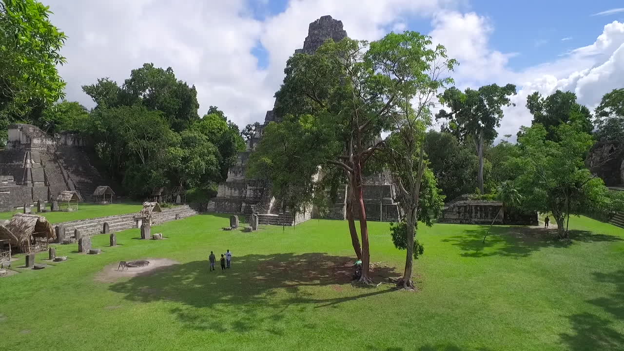 espectacular toma aerea sobre las piramides de tikal en guatemala