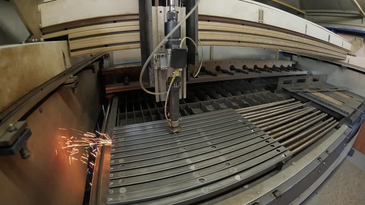 cnc 금속 절단 기술과 함께 현대 산업 레이저 기계: 현대 공장에서 강철 파이프의 레이저 절단. 레이저는 파이프에 구을 습니다.