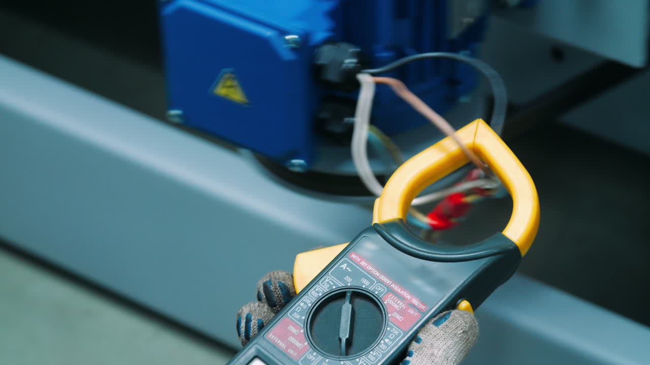 테스트를 통해 산업 기계의 기술적 매개 변수를 측정하는 엔지니어