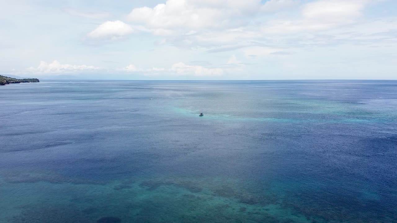 외딴 외딴 열대 섬에 있는 파란색과 청록색 바다의 멋진 산호초에 있는 작은 잠수 보트