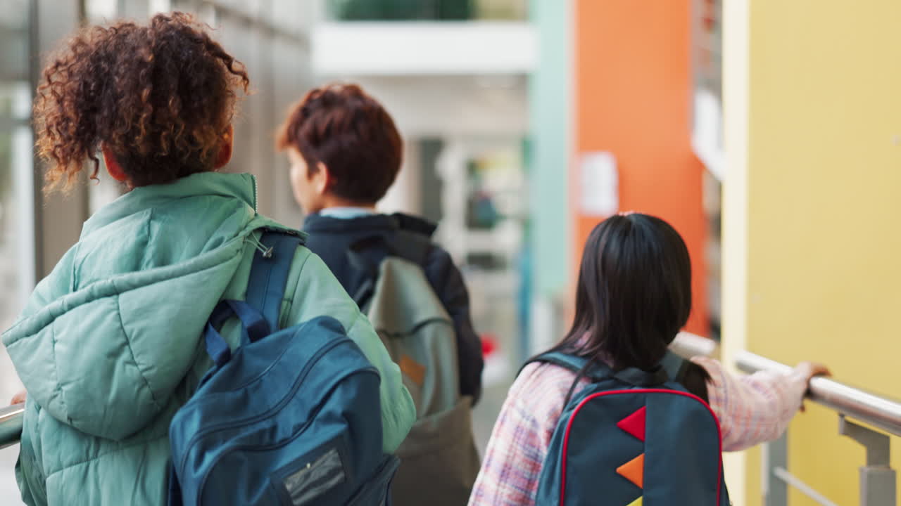 학교 복도 에서 고 있는 학생 들