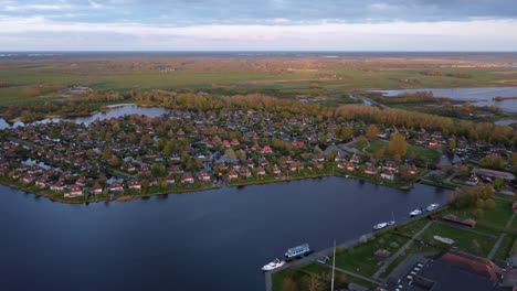 Imágenes-De-Video-Aéreas-Del-Pueblo-Eernewoude-Y-Bungalow-Park-It-Wiid,-Frisia,-Países-Bajos