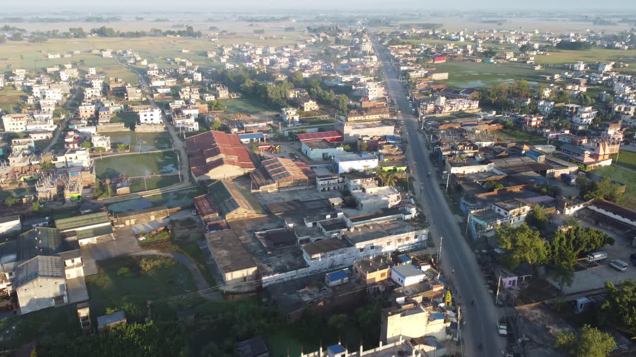 una vista aérea de un camino recto bordeado por casas en la ciudad de nepalgunj