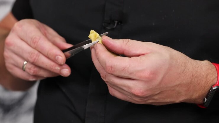 Preparazione di tortellini fatti in casa