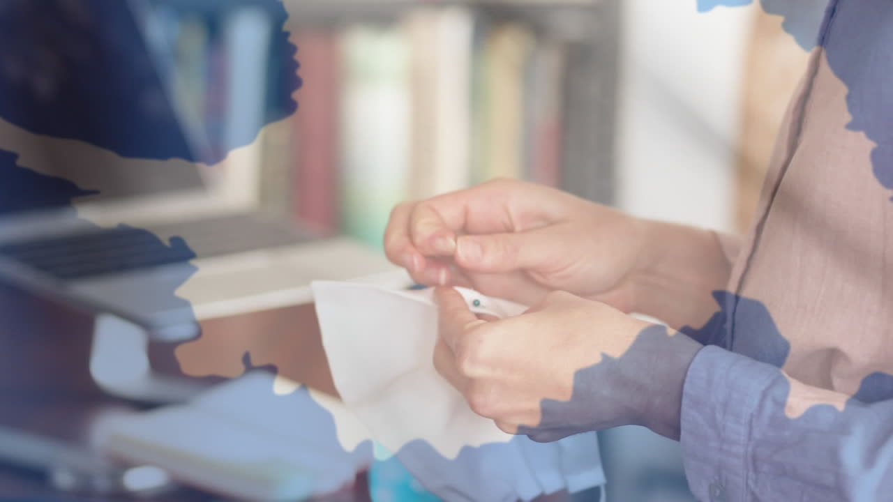 남극  ⁇ 발을 흔들고 있는 여성이 얼굴 마스크를  ⁇ 고 있습니다.